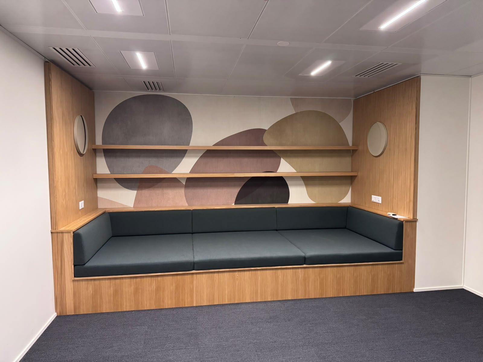 Banquette d'alcôve et étagères en chêne, réalisées à l'atelier