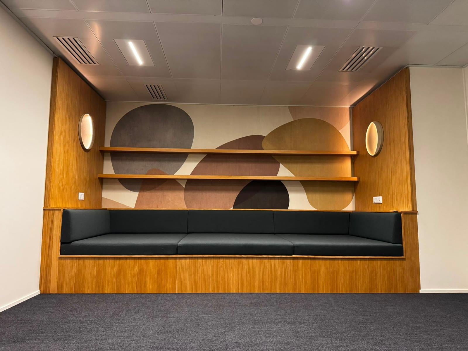 Banquette d'alcôve et étagères en chêne