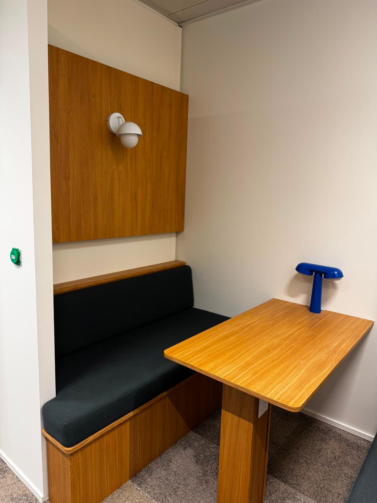 Box individuel, banquette chêne et tissu