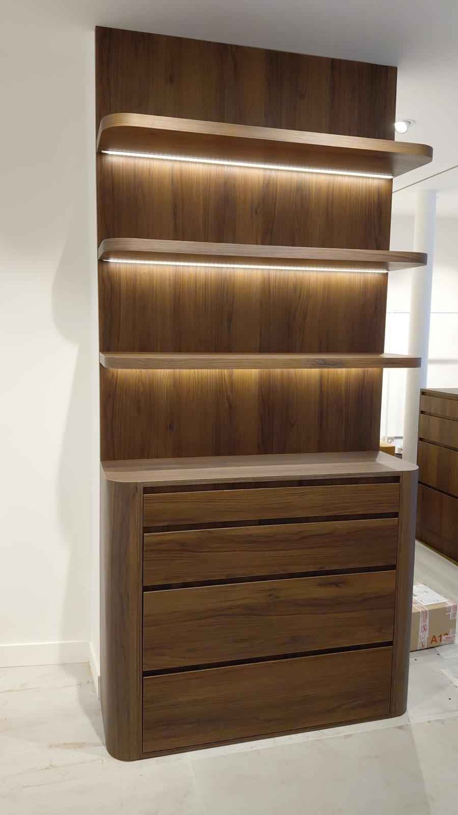 Mobilier de boutique en noyer