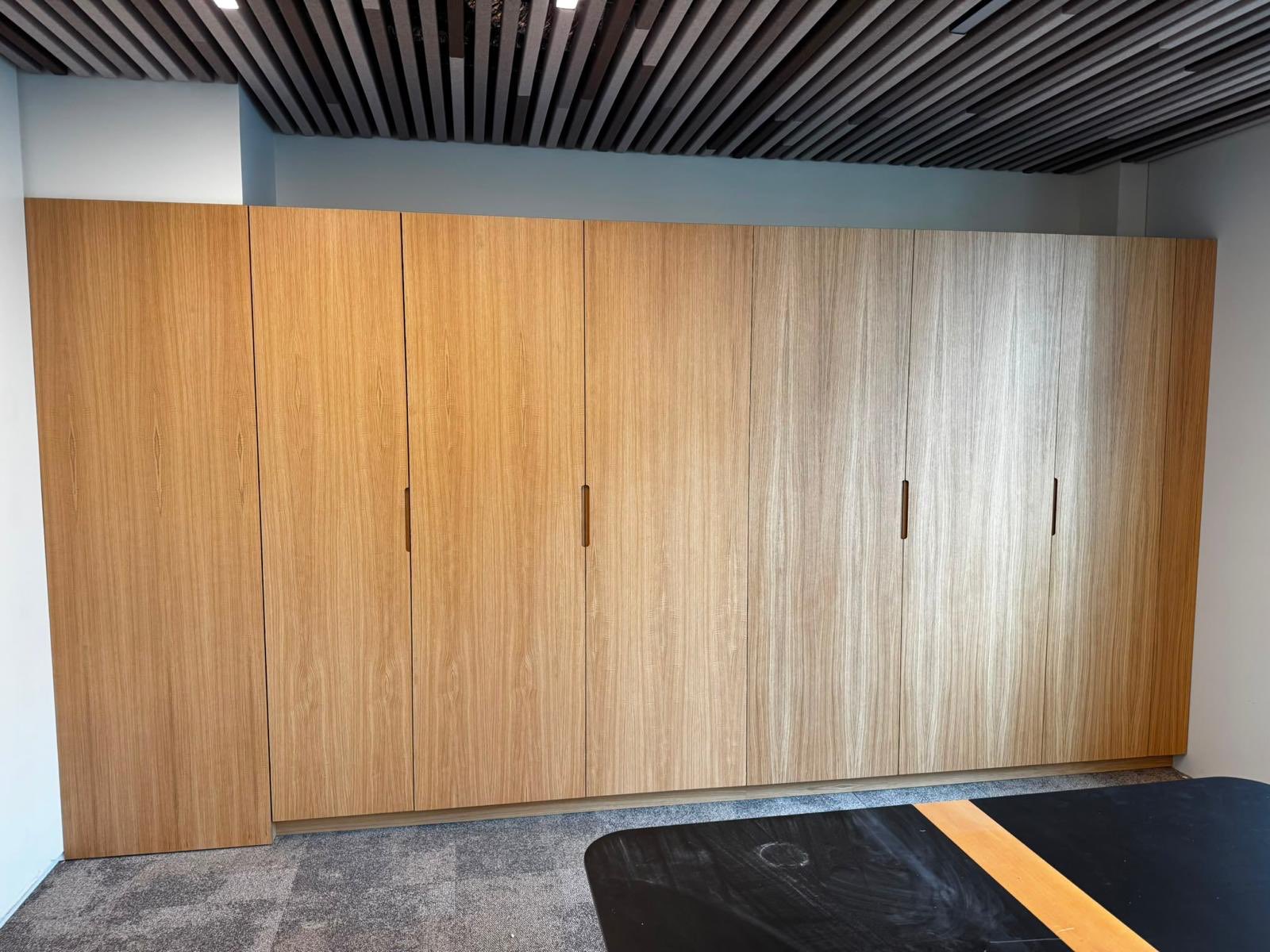 Mur de rangements, deux essences de bois juxtaposées