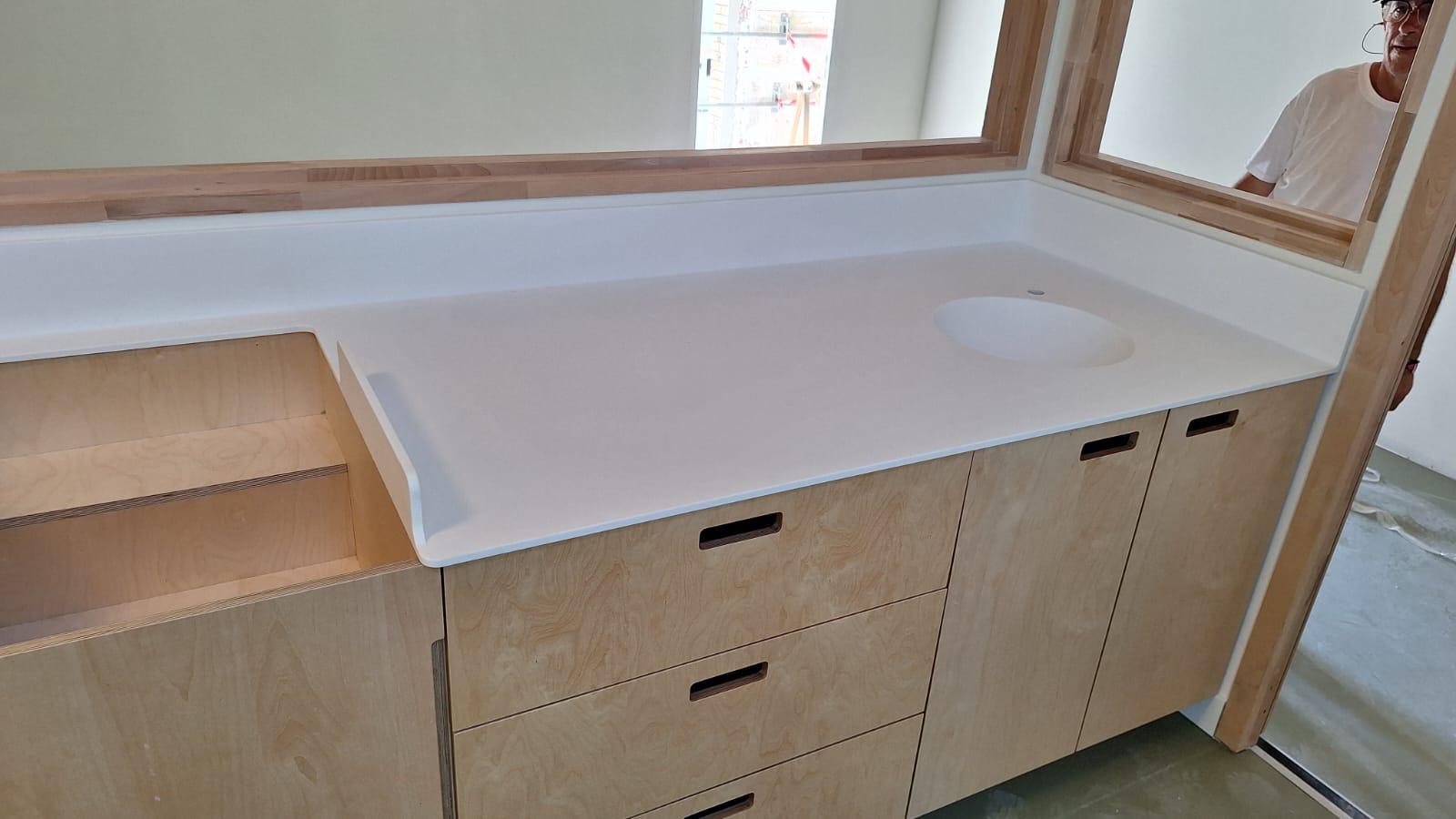 Plan de change, corian & bouleau