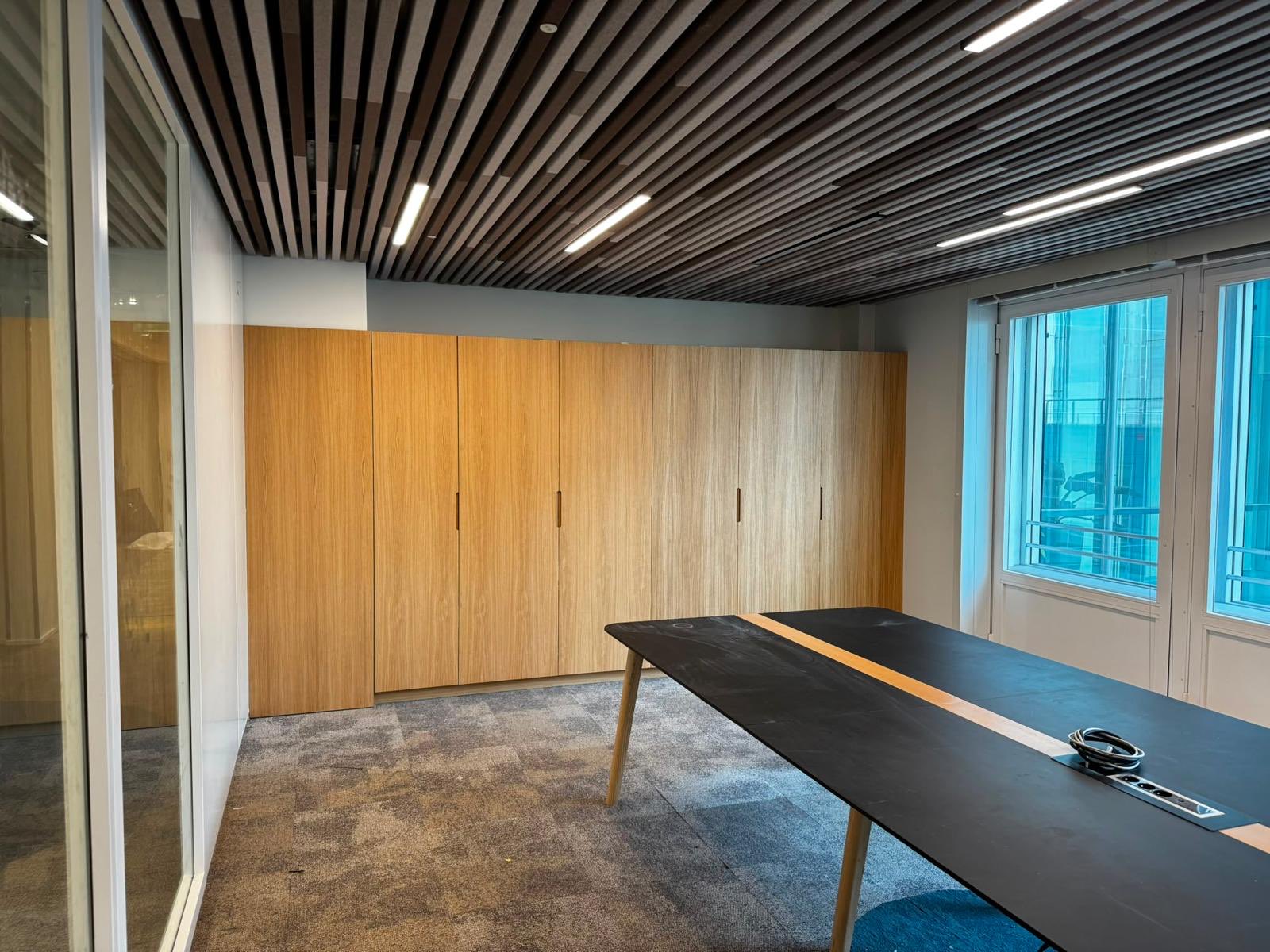 Salle de réunion, rangements toute hauteur en chêne
